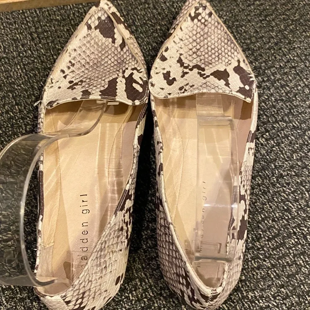 ✅Madden Girl Snake Print Pointed Toe Flats